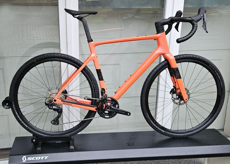 SCOTT Addict Gravel 40 2024 - atraktivní karbonový gravel na GRX 2x12 – NOVÝ