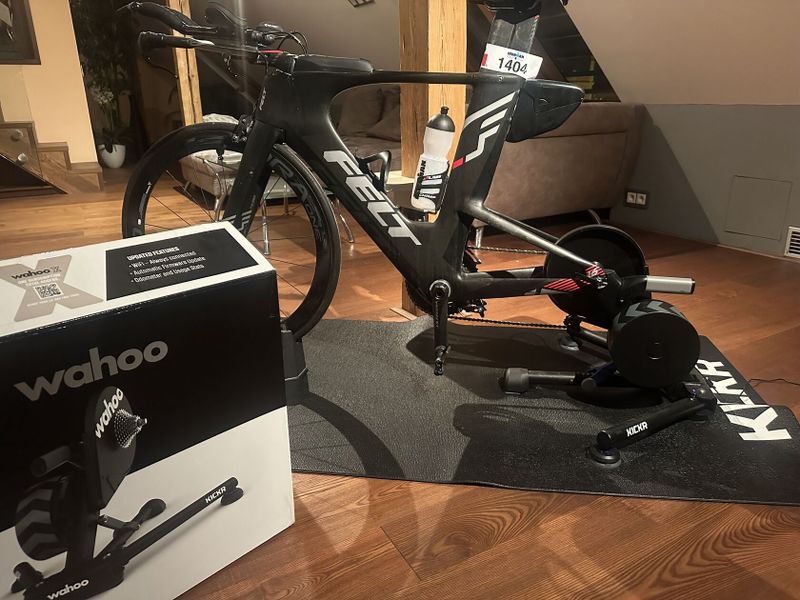 🚴‍♂️ For Sale: Wahoo KICKR Smart Bike Trainer – Like New! 🚴‍♀️