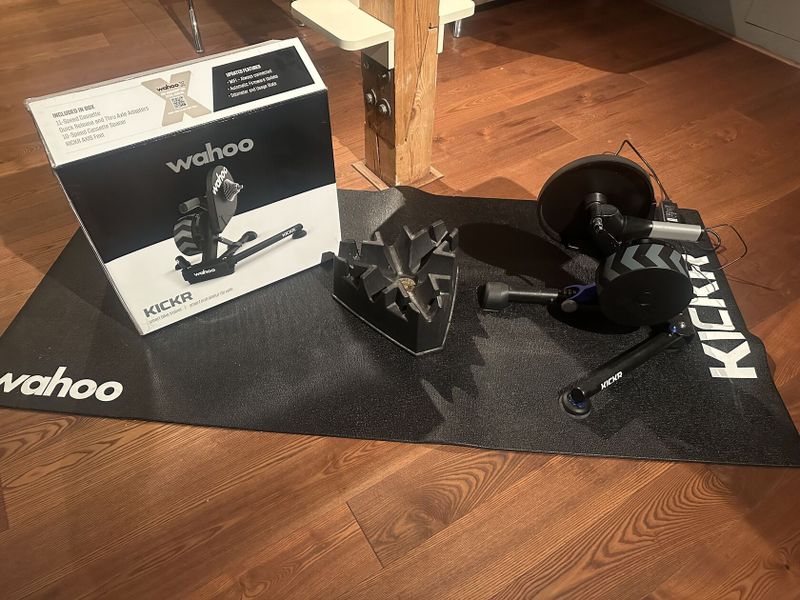 🚴‍♂️ For Sale: Wahoo KICKR Smart Bike Trainer – Like New! 🚴‍♀️