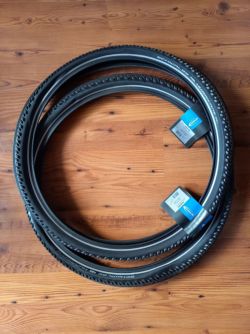 Pláště Schwalbe Hurricane 26 " s reflexním pruhem 54-559 2 x NOVÉ