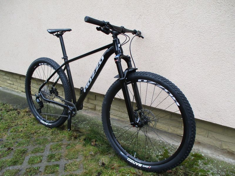 Nové 29" kolo ROZZO BOOST, vzduch. vidlice Suntour Raidon, osazení Shimano SLX/Deore 1x12, pevné osy