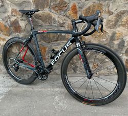 Prodám silniční kolo Focus Izalco Pro - karbonový rám, Dura-Ace komponenty