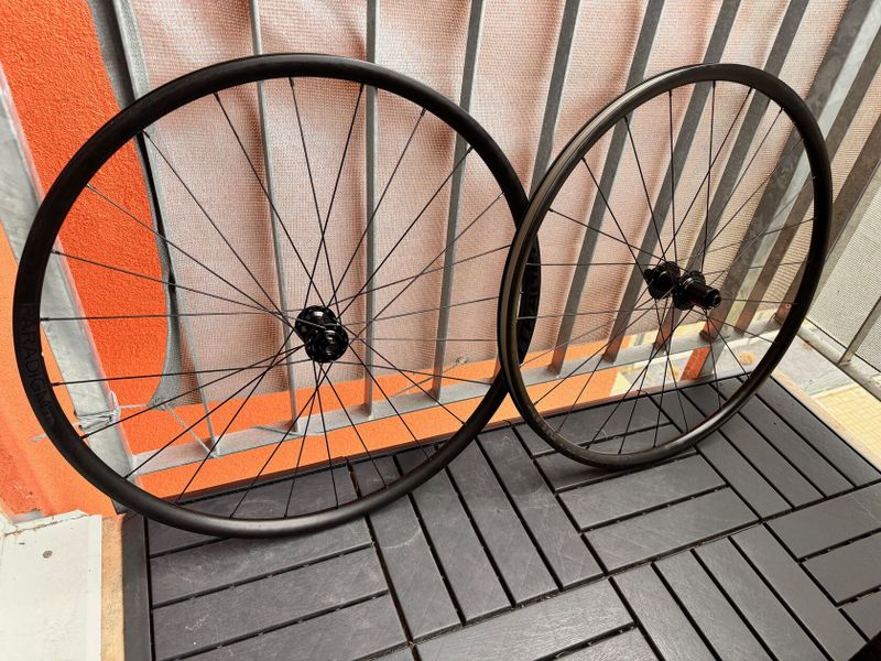 Sada kol Bontrager Paradigm SL 700c 28" ořech Shimano HG 11