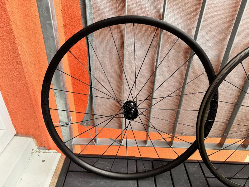 Sada kol Bontrager Paradigm SL 700c 28" ořech Shimano HG 11