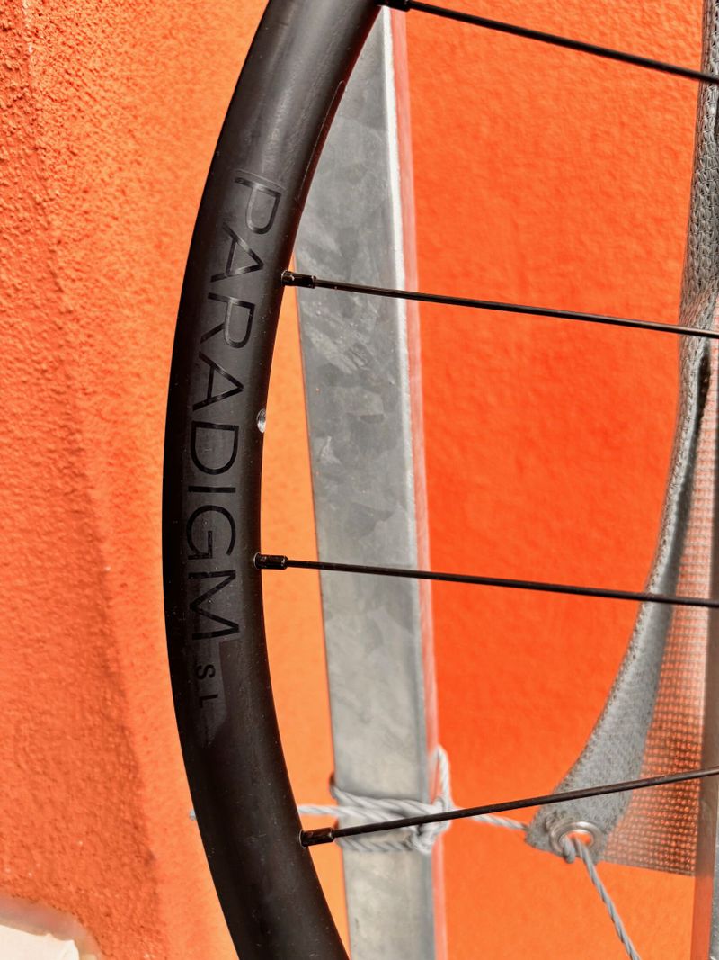 Sada kol Bontrager Paradigm SL 700c 28" ořech Shimano HG 11