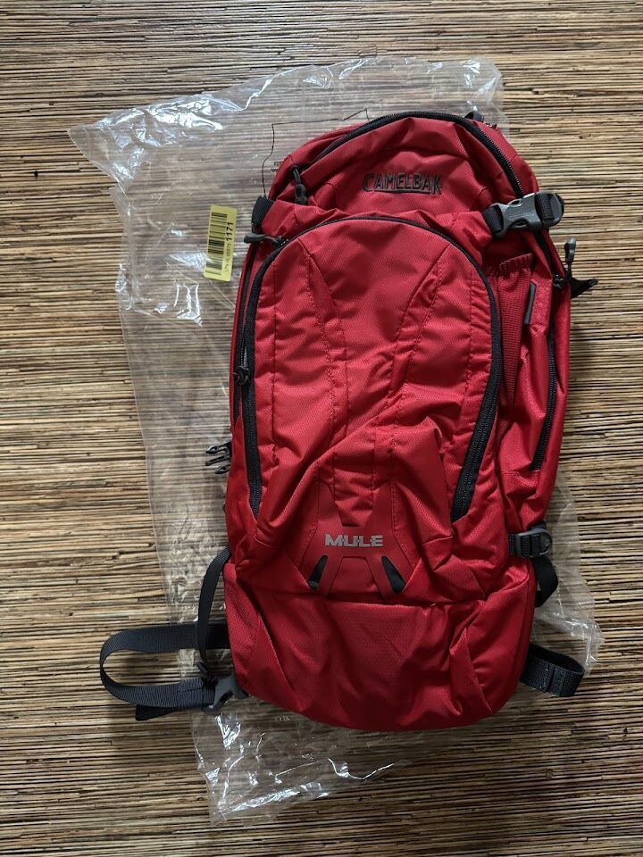 Batoh CamelBak M.U.L.E. barbados cherry 12l