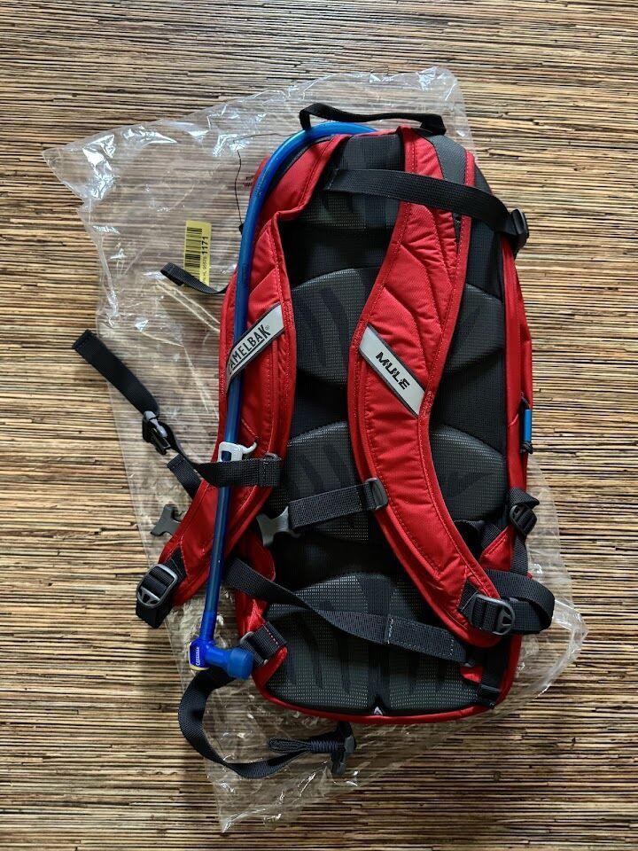 Batoh CamelBak M.U.L.E. barbados cherry 12l