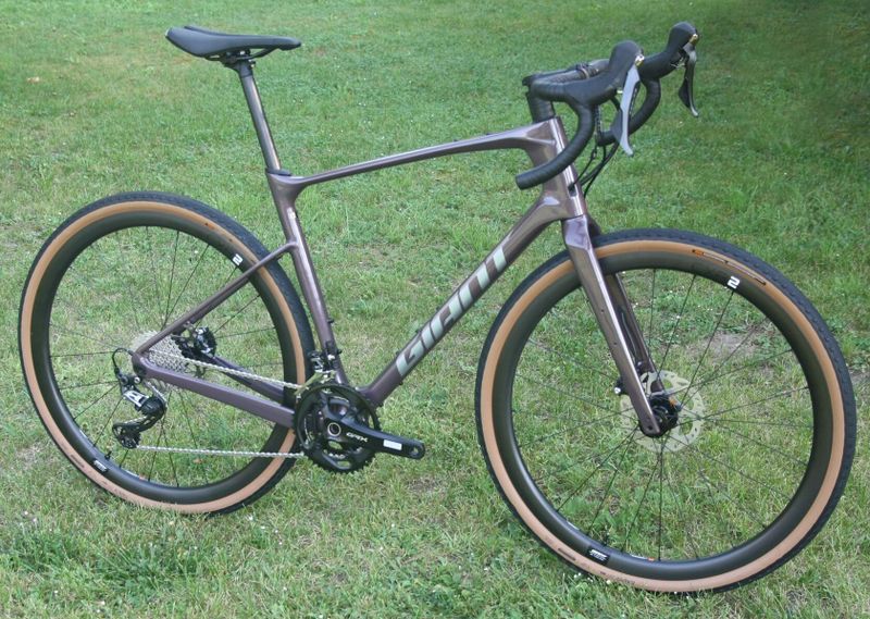 GIANT Revolt Advanced 0 - velmi pohodlný karbonový gravel – NOVÝ