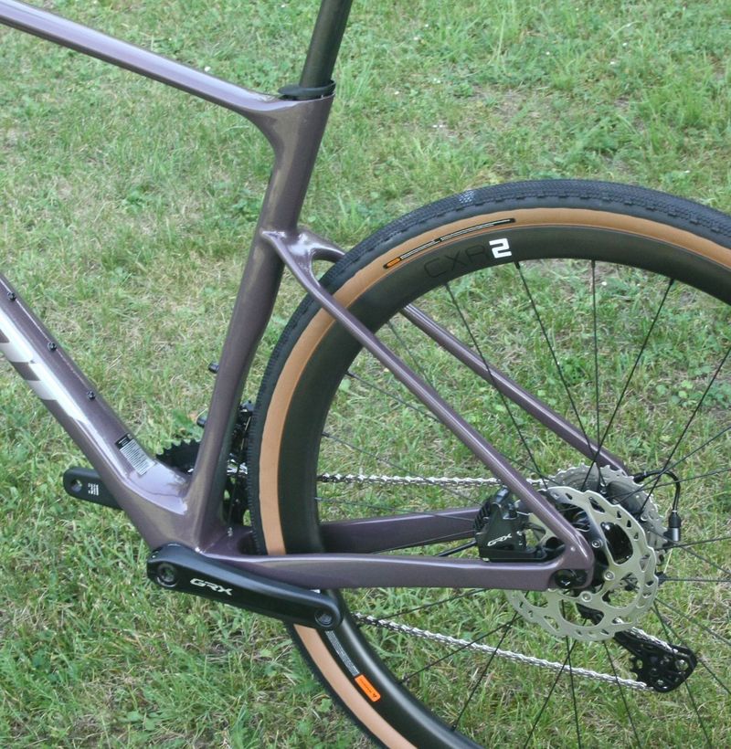 GIANT Revolt Advanced 0 - velmi pohodlný karbonový gravel – NOVÝ