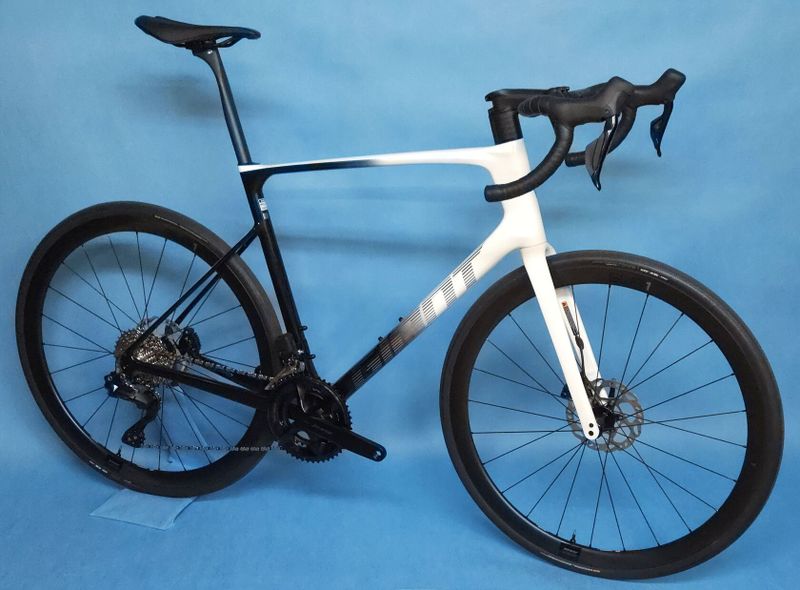 GIANT Defy Advanced Pro 2 Di2 - endurance silniční kolo s karbonovým rámem - NOVÉ