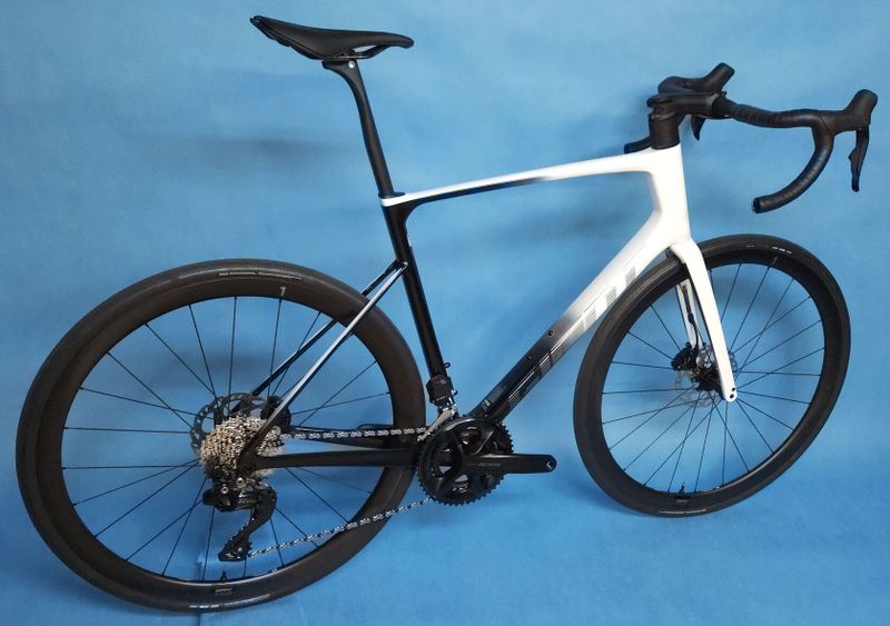 GIANT Defy Advanced Pro 2 Di2 - endurance silniční kolo s karbonovým rámem - NOVÉ