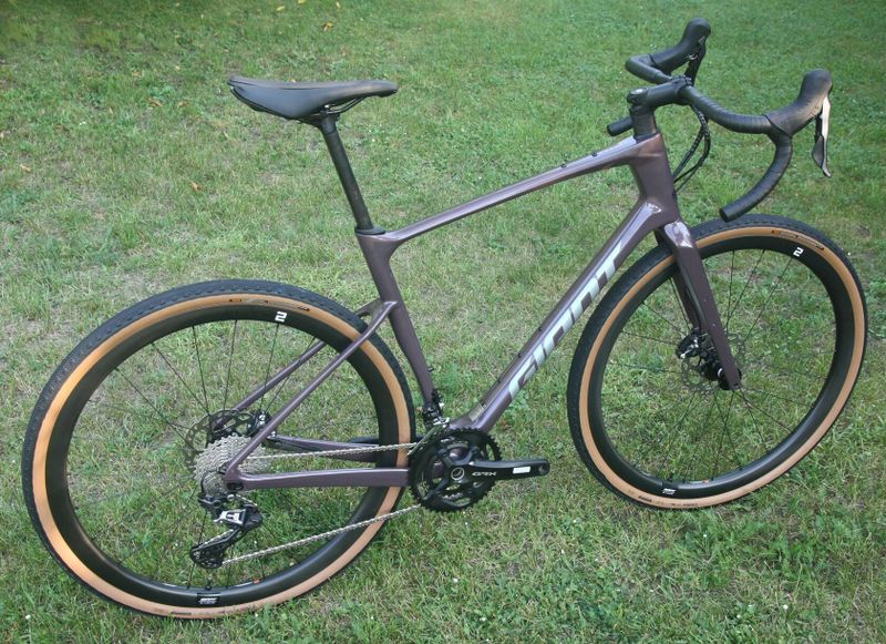 GIANT Revolt Advanced 0 - velmi pohodlný karbonový gravel – NOVÝ