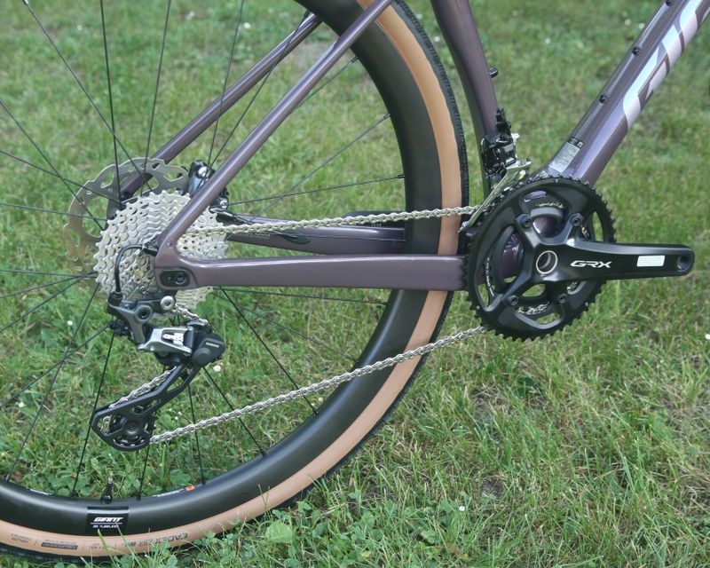 GIANT Revolt Advanced 0 - velmi pohodlný karbonový gravel – NOVÝ