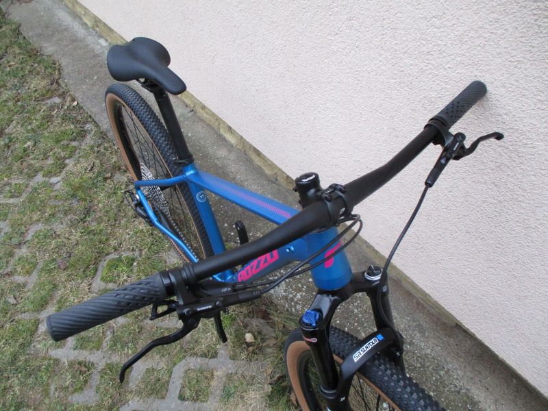 Nové 29" kolo ROZZO Grace, vzduchová vidlice Suntour XCR, osazení Shimano Deore1x12, pevné osy