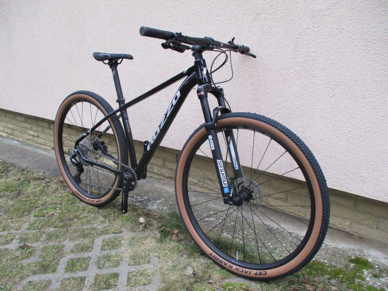 Nové 29" kolo ROZZO BOOST, vzduchová vidlice Suntour XCR, osazení Shimano Deore1x12, pevné osy