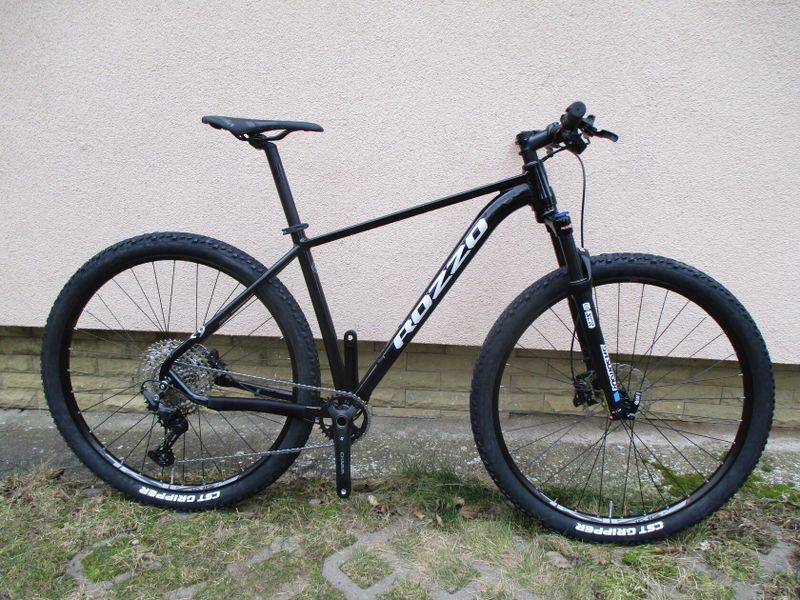 Nové 29" kolo ROZZO BOOST, vzduchová vidlice Suntour XCR, osazení Shimano Deore1x12, pevné osy