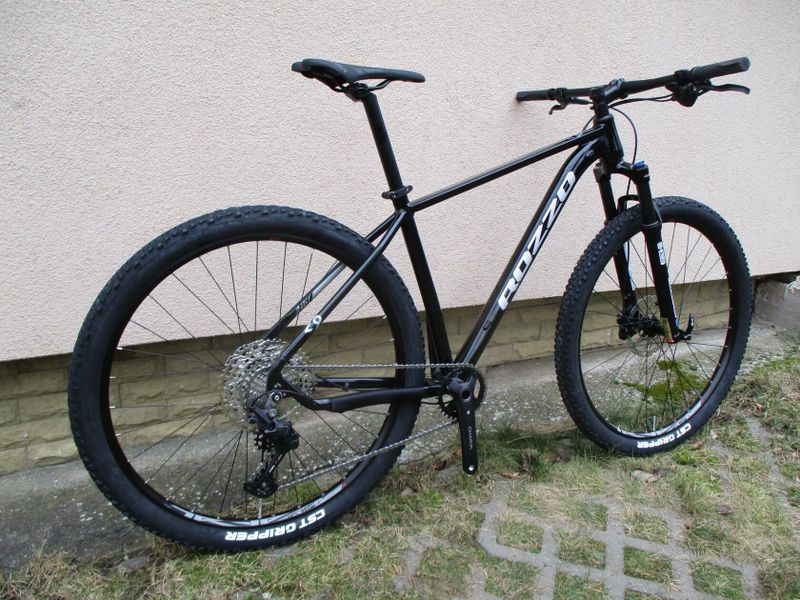 Nové 29" kolo ROZZO BOOST, vzduchová vidlice Suntour XCR, osazení Shimano Deore1x12, pevné osy