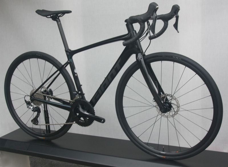 GIANT Defy Advanced 2023 – karbonová endurance silnička - NOVÁ