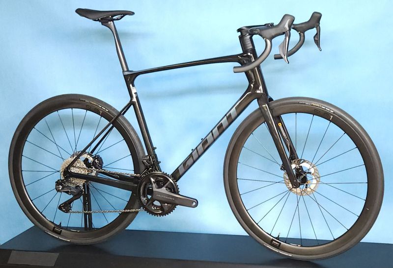 GIANT Defy Advanced Pro 0 Di2 2024 – špičkové endurance silniční kolo - NOVÉ