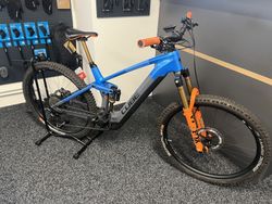 Cube Stereo Hybrid 140 HPC Actionteam 750 vel.L 128km 