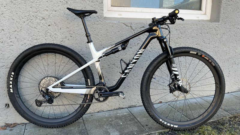 Canyon Lux CF6 Podium Black 2022, velikost M