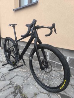 Agresivní Gravel bike s elektronickým řazením 