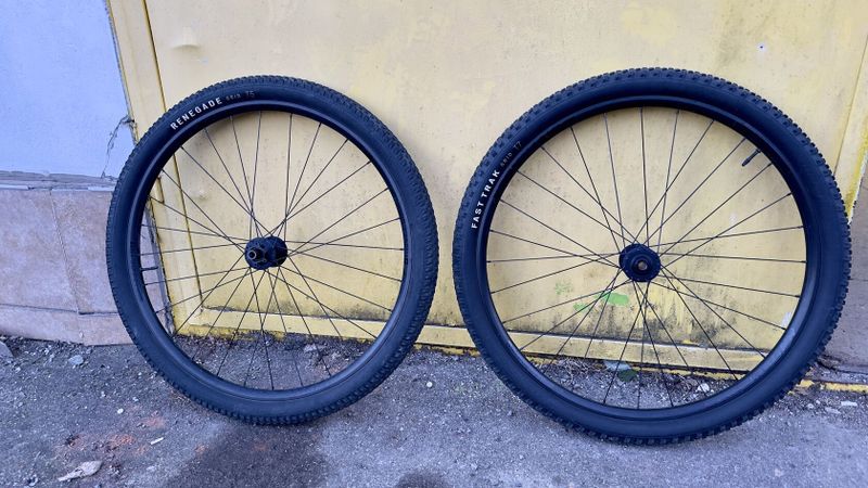 Zapletená kola Bontrager Kovee comp 29+pláště Specialized