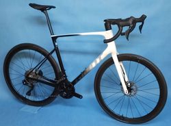 GIANT Defy Advanced Pro 1 Di2 2024 – vynikající endurance silniční kolo - NOVÉ