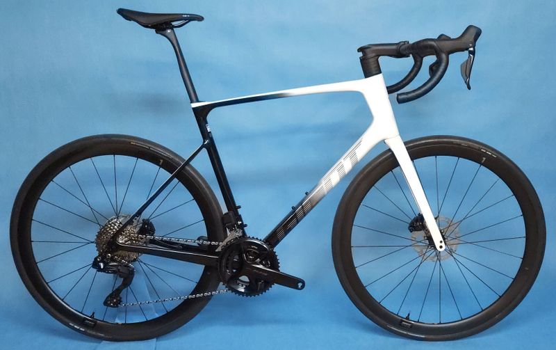 GIANT Defy Advanced Pro 1 Di2 2024 – vynikající endurance silniční kolo - NOVÉ