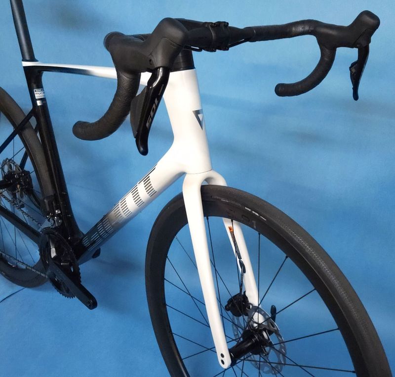 GIANT Defy Advanced Pro 1 Di2 2024 – vynikající endurance silniční kolo - NOVÉ