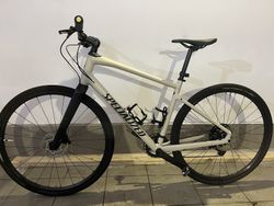 Specialized Sirrus x 4.0, velikost M, koupen v lednu 2024. Zcela novy, vybaven esi gripy. 