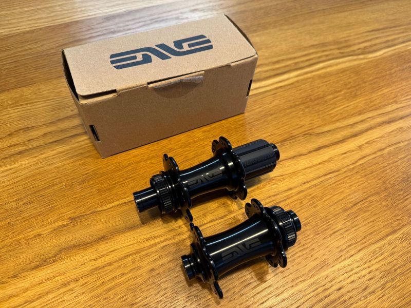 ENVE sada - Alloy Disc 12x142 Rear Hub + ENVE Road Front Hub 12x100mm, ZCELA NOVÉ!