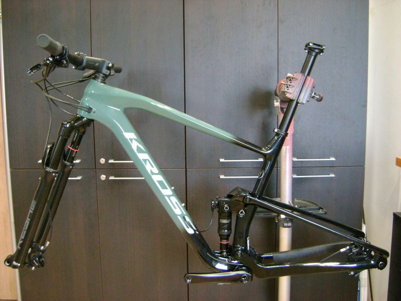 Kross Earth (vel. L) carbon