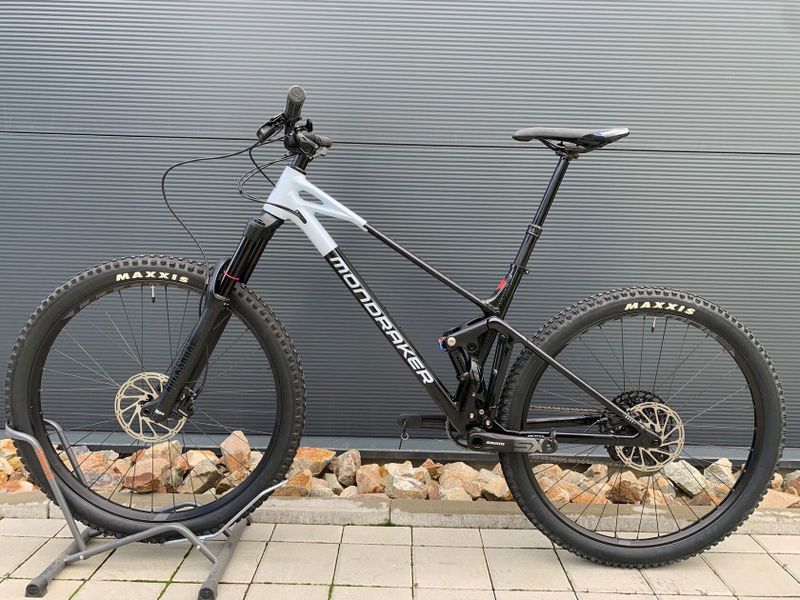 Celoodpružené kolo MONDRAKER Raze black/dirty white velikost L