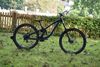 Celoodpružené DH kolo NS Bikes Fuzz 29" velikost L