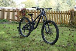 Celoodpružené DH kolo NS Bikes Fuzz 29" velikost L