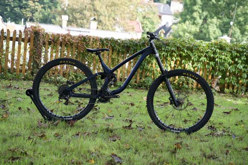 Celoodpružené DH kolo NS Bikes Fuzz 29" velikost L