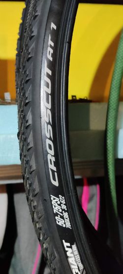 GIANT CROSSCUT AT 1 TIRE 700X38C