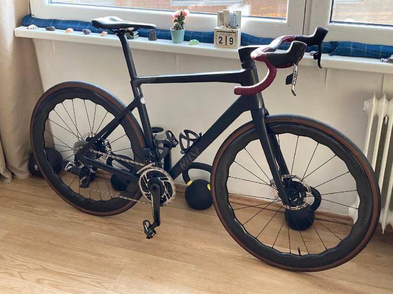 Prodám luxusní full carbon endurance silničku ROSE REVEAL 06 Red eTap AXS / sleva 80.000 Kč