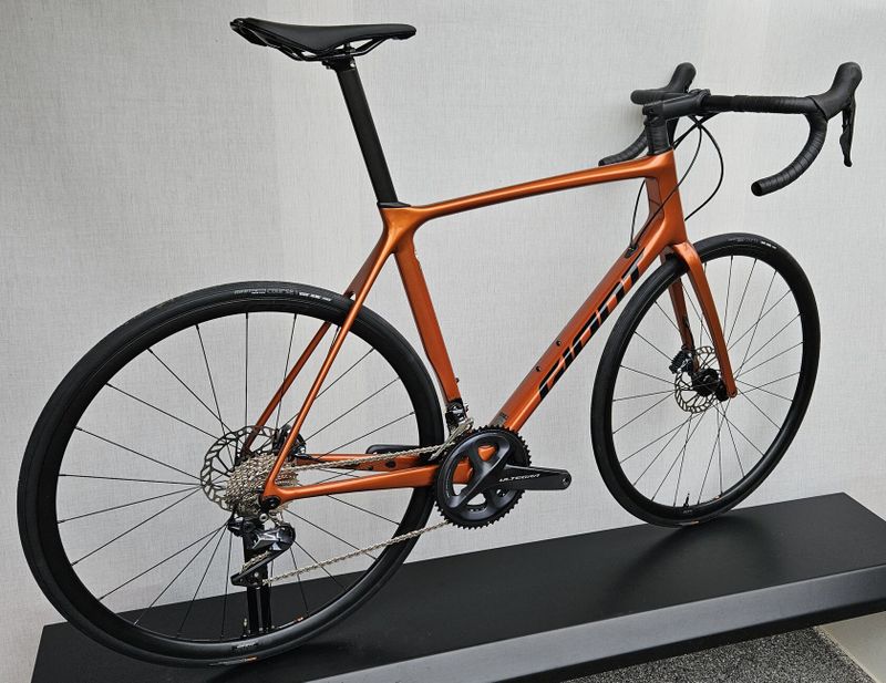 GIANT TCR Advanced 1+ Disc Di2 2023/2024 – závodní karbonová silnička - NOVÁ