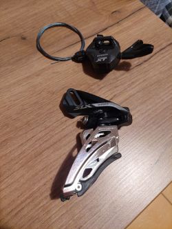 Přesmykač Shimano SLX s řadící páčkou XT