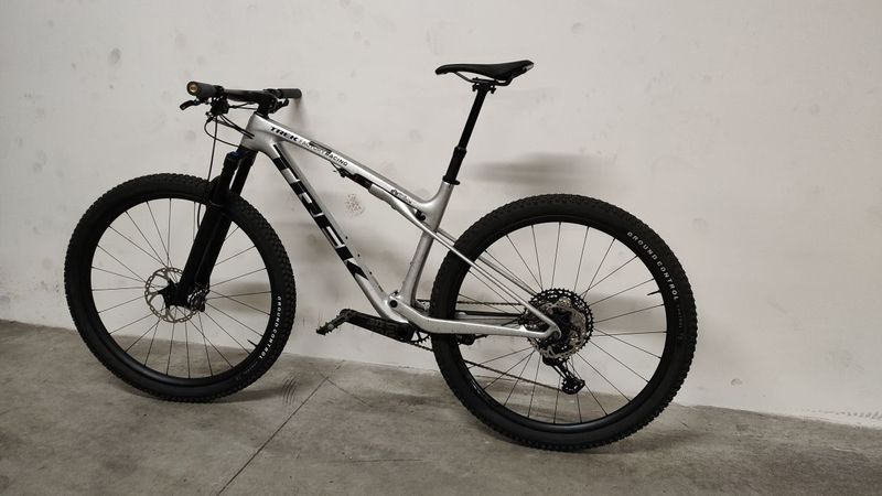 Karbonový Trek Supercaliber SLR 9.8 XT Gen 2, vel L