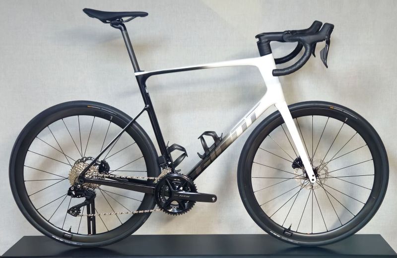 GIANT Defy Advanced Pro 1 Di2 2024 – vynikající endurance silniční kolo - NOVÉ