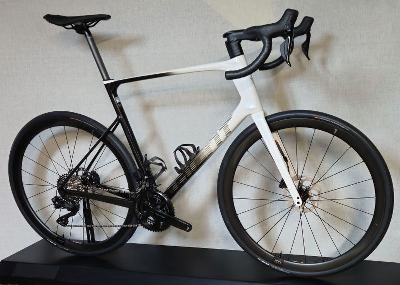 GIANT Defy Advanced Pro 1 Di2 2024 – vynikající endurance silniční kolo - NOVÉ