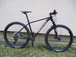 Nové 29" kolo ROZZO BOOST, vzduch. vidlice Suntour Raidon, osazení Shimano SLX/Deore 1x12, pevné osy