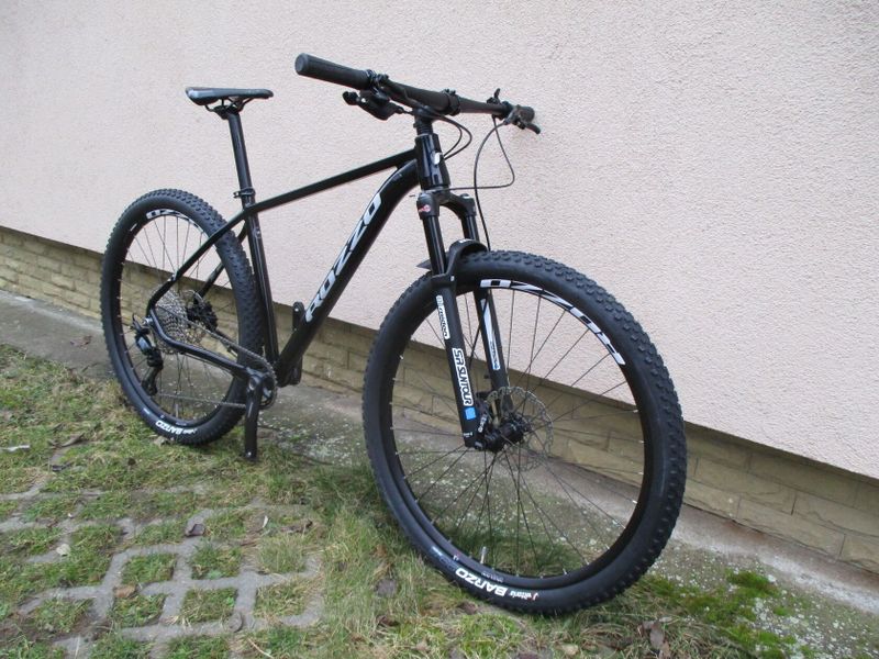 Nové 29" kolo ROZZO BOOST, vzduch. vidlice Suntour Raidon, osazení Shimano SLX/Deore 1x12, pevné osy