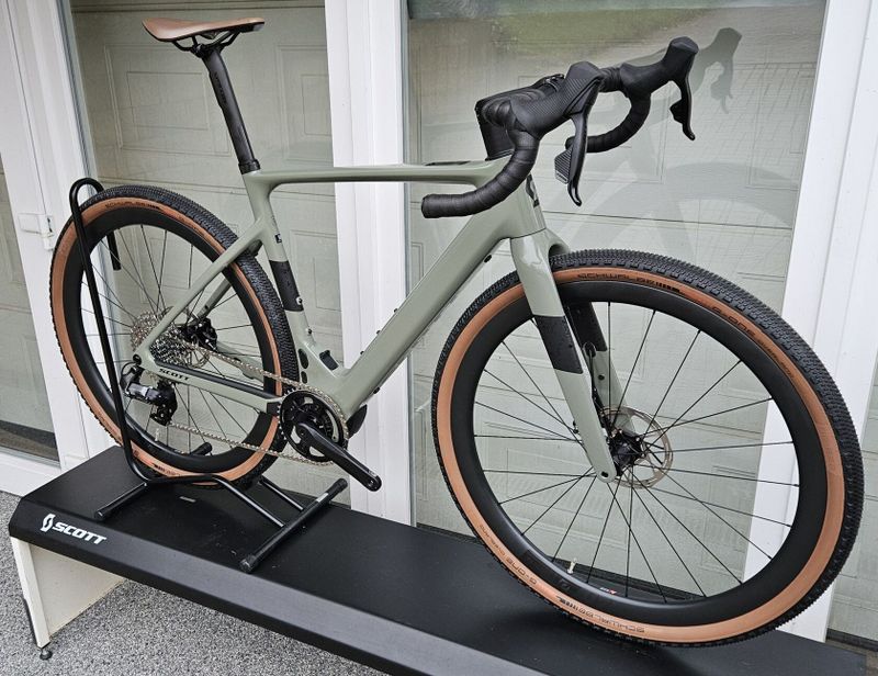 SCOTT Solace Gravel eRide 20 2024/2025 - atraktivní karbonový elektro gravel – NOVÝ