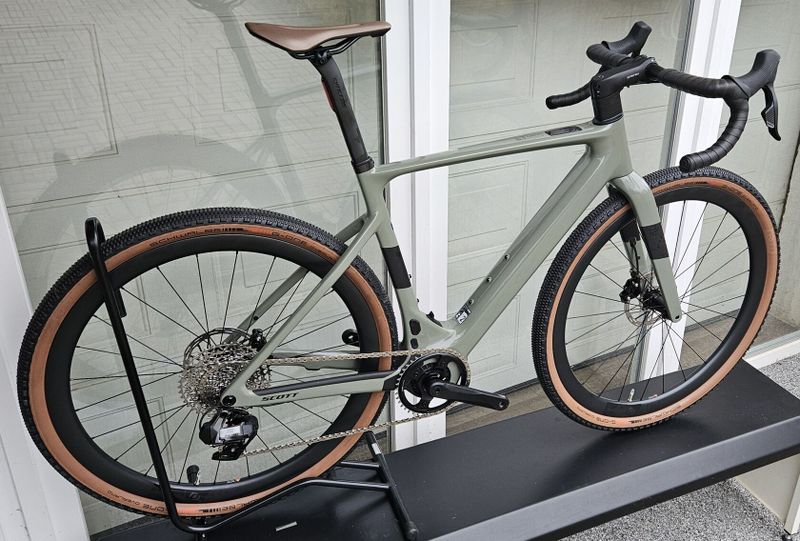 SCOTT Solace Gravel eRide 20 2024/2025 - atraktivní karbonový elektro gravel – NOVÝ