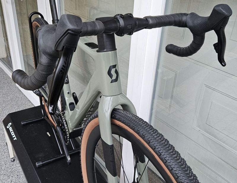 SCOTT Solace Gravel eRide 20 2024/2025 - atraktivní karbonový elektro gravel – NOVÝ