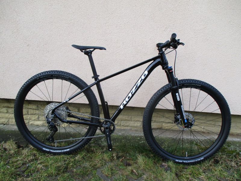 Nové 29" kolo ROZZO BOOST, vzduchová vidlice Suntour XCR, osazení Shimano Deore1x12, pevné osy